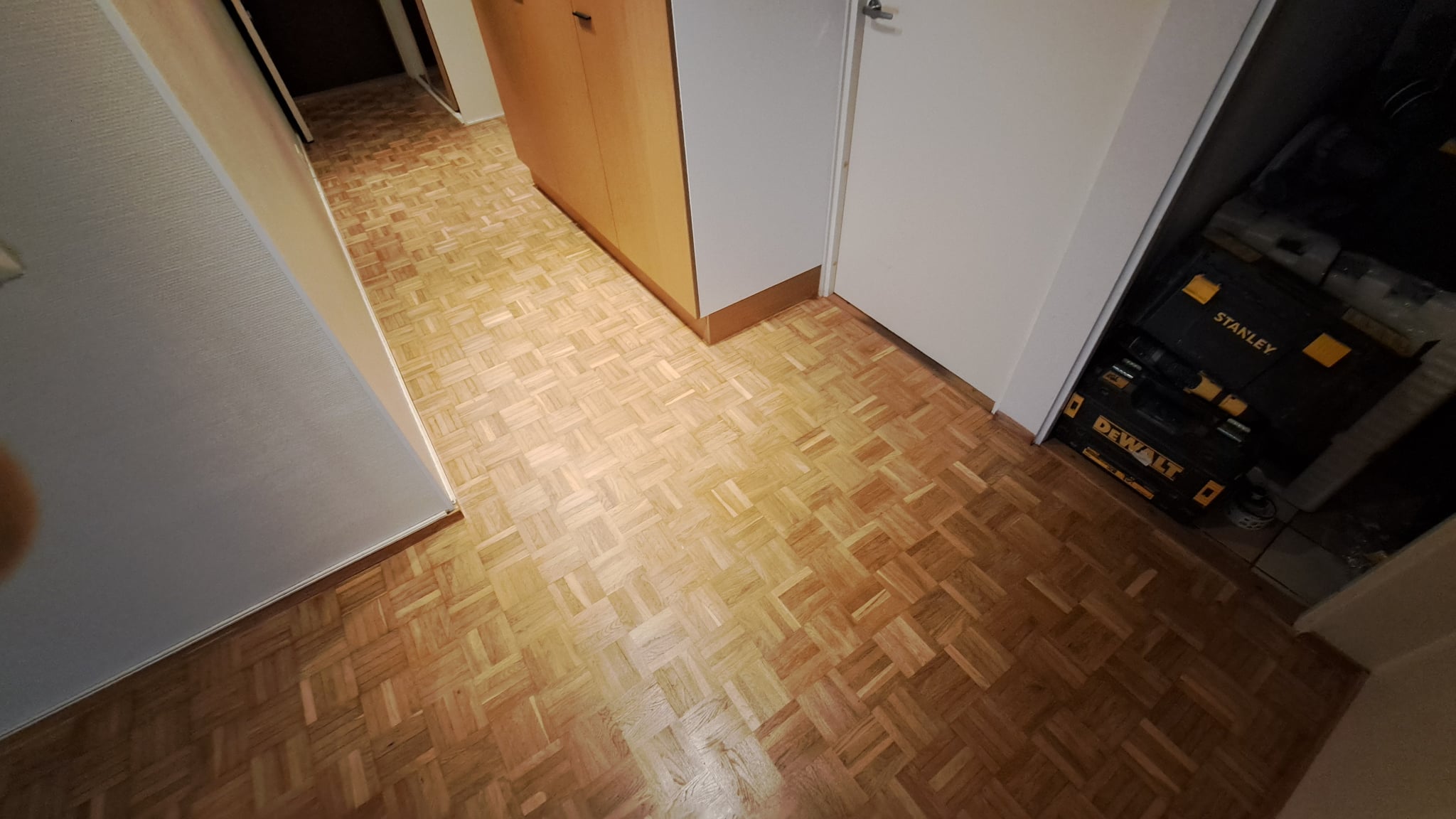 Lattian korjaus ja asennus Espoo – parkettilattian kunnostus ja viimeistely