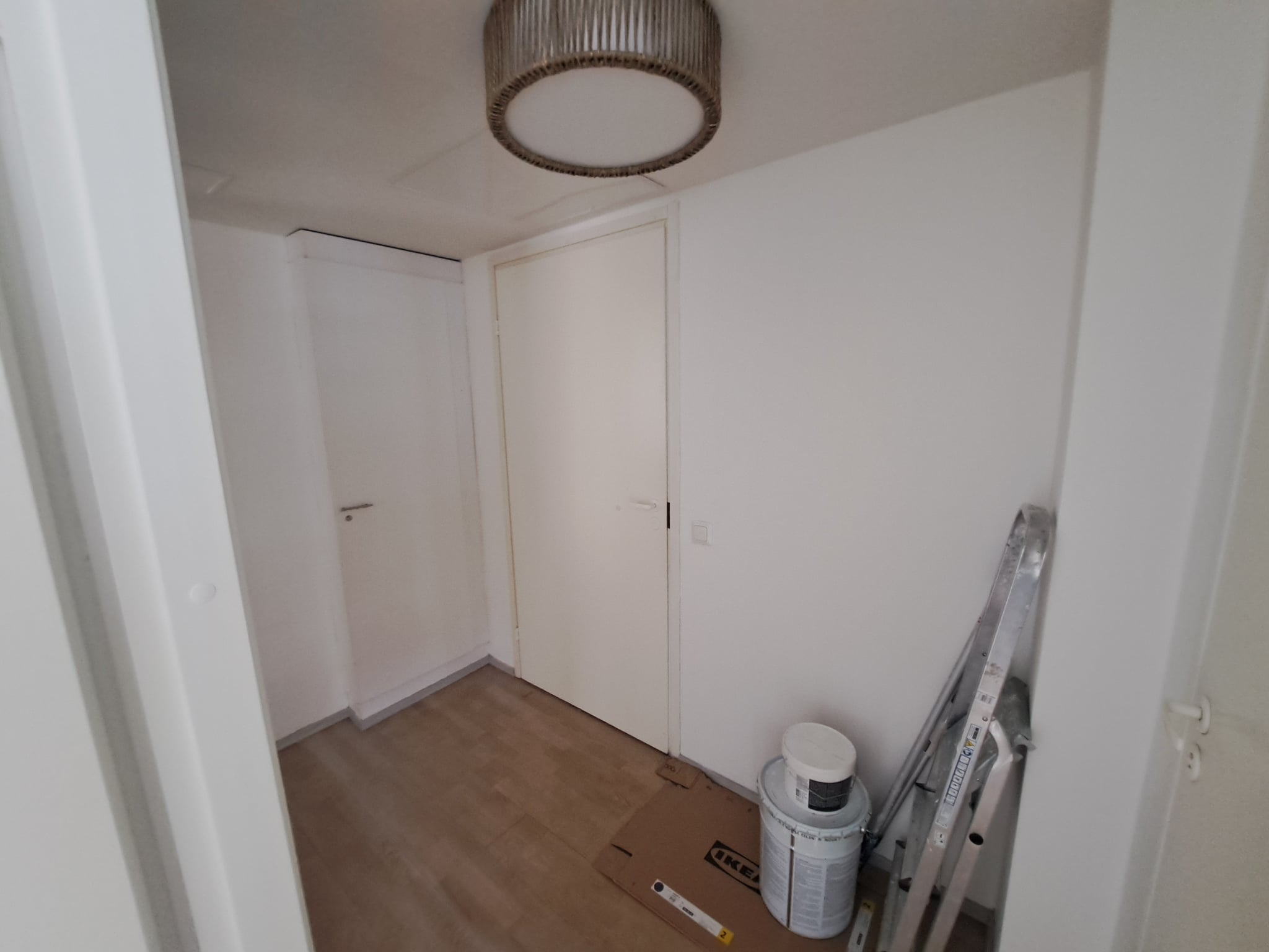 Huoneiston eteisen maalaus- ja remonttityöt Espoossa
