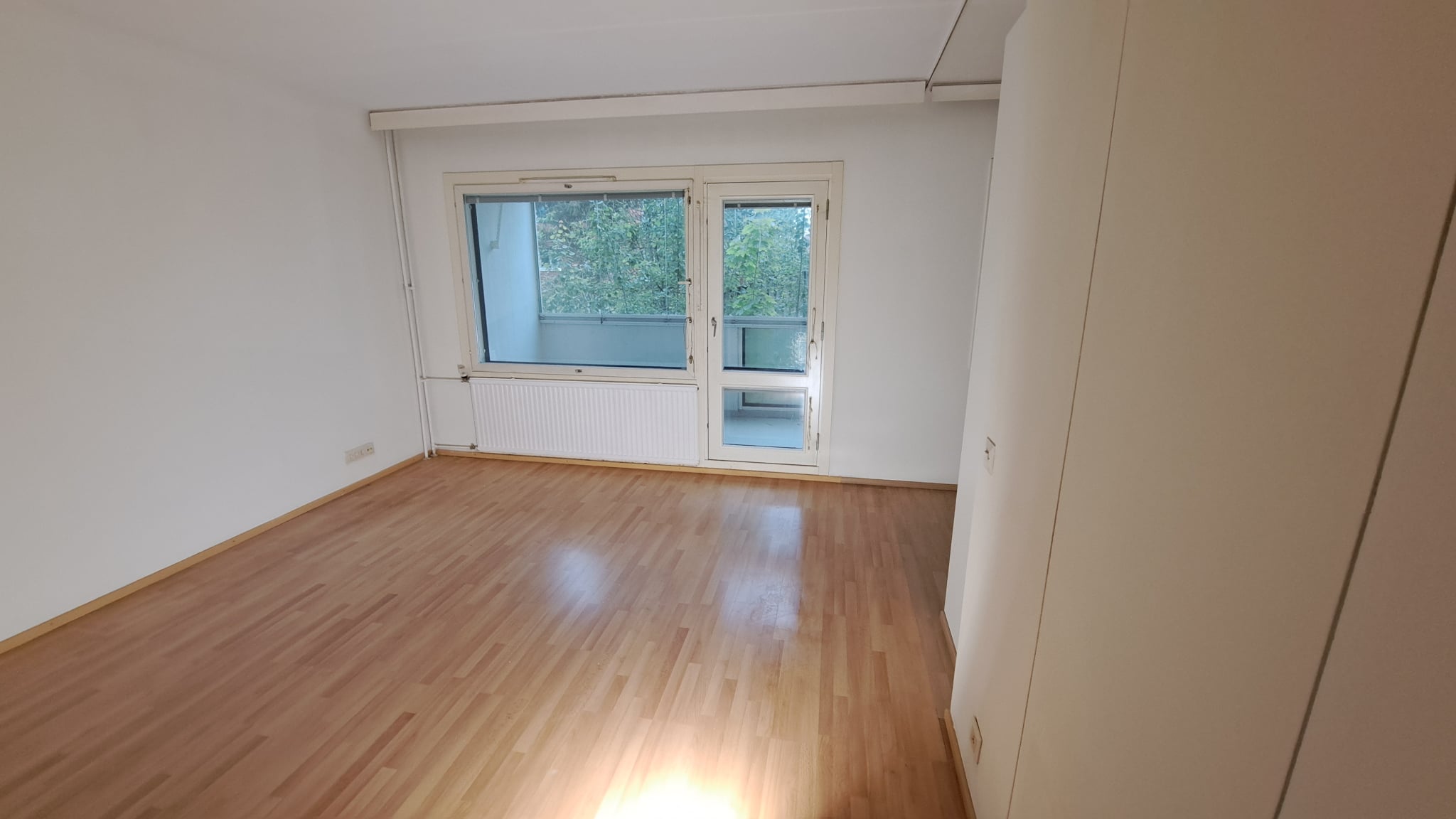  Parkettilattian korjaus eteisessä ja siistit viimeistelytyöt.
