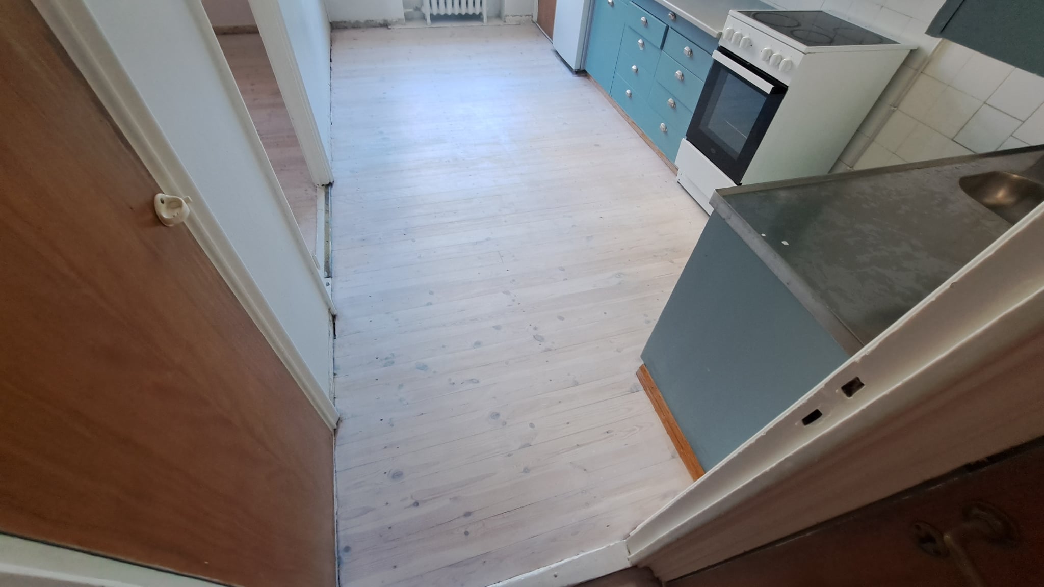 Uusi vaalea puulattia remontoidussa huoneistossa Mannerheimintiellä Helsingissä.