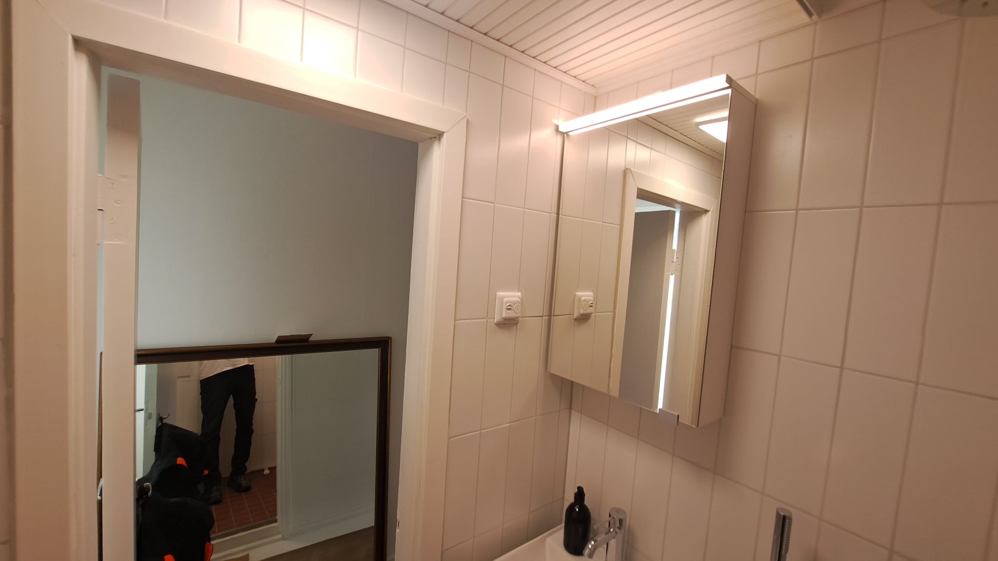 laatoitettu suihkutila, uusitut vesikalusteet ja kattopinnat.