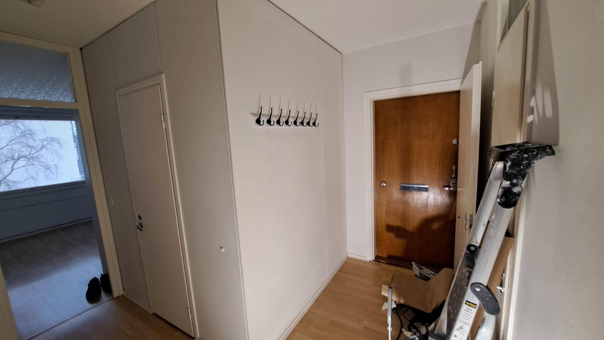 Eteisen seinien kunnostus ja sisämaalaus osana huoneistoremonttia Vantaalla