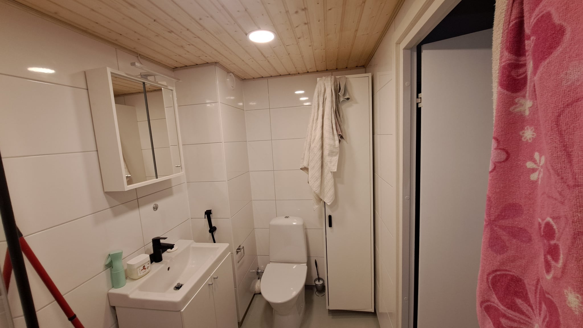 Kylpyhuoneremontti – remontoitu kylpyhuone, jossa on suihku, pesuallas ja wc-istuin