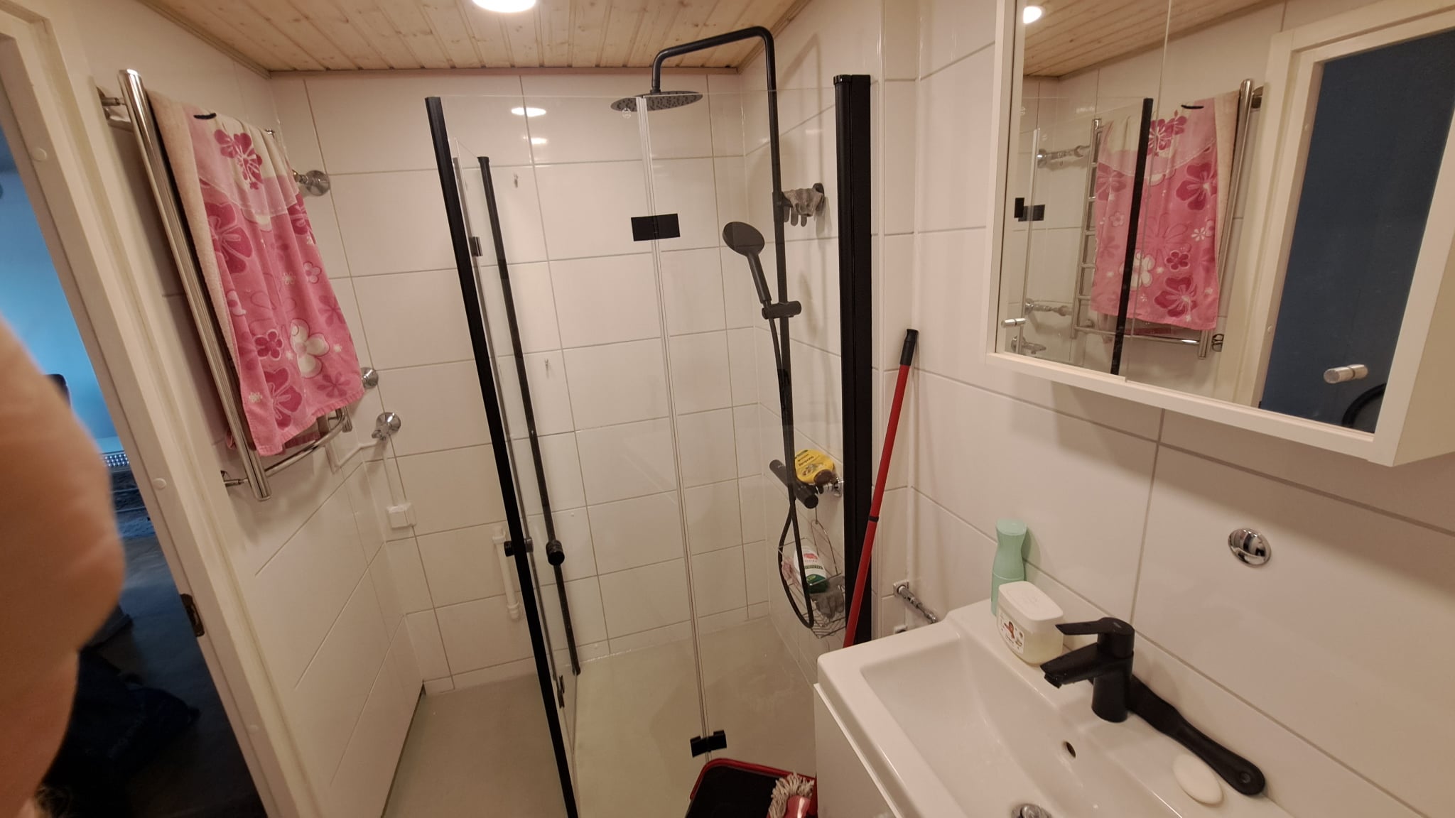 Kylpyhuoneen remontointi – suihkutilan, pesualtaan ja kylpyhuonekalusteiden viimeistely