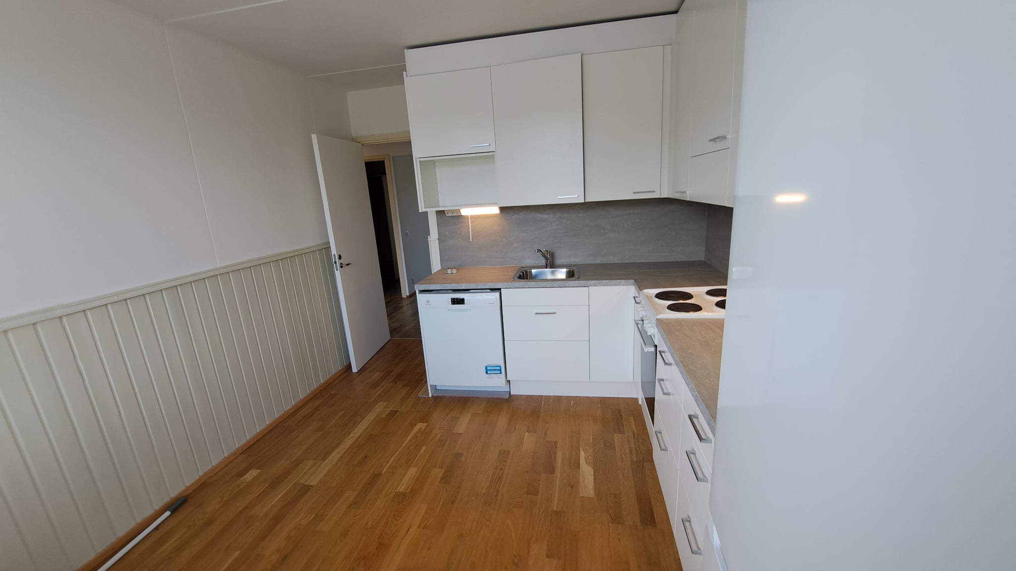 Moderni keittiöremontti ja valkoiset keittiökaapit asennettuna