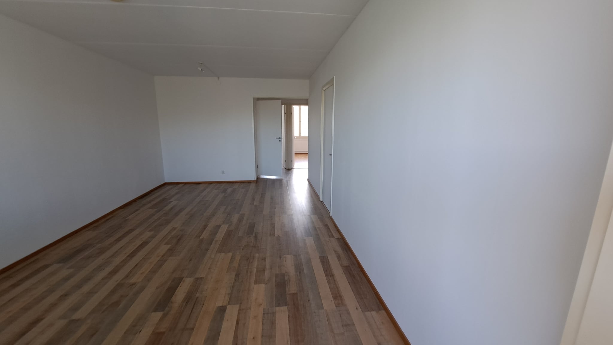 Huoneiston remontti, seinien maalaus ja lattian kunnostus